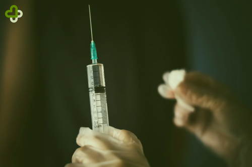 Врач держит шприц